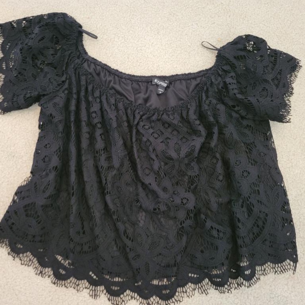 Adorable off the shoulder Express blouse!